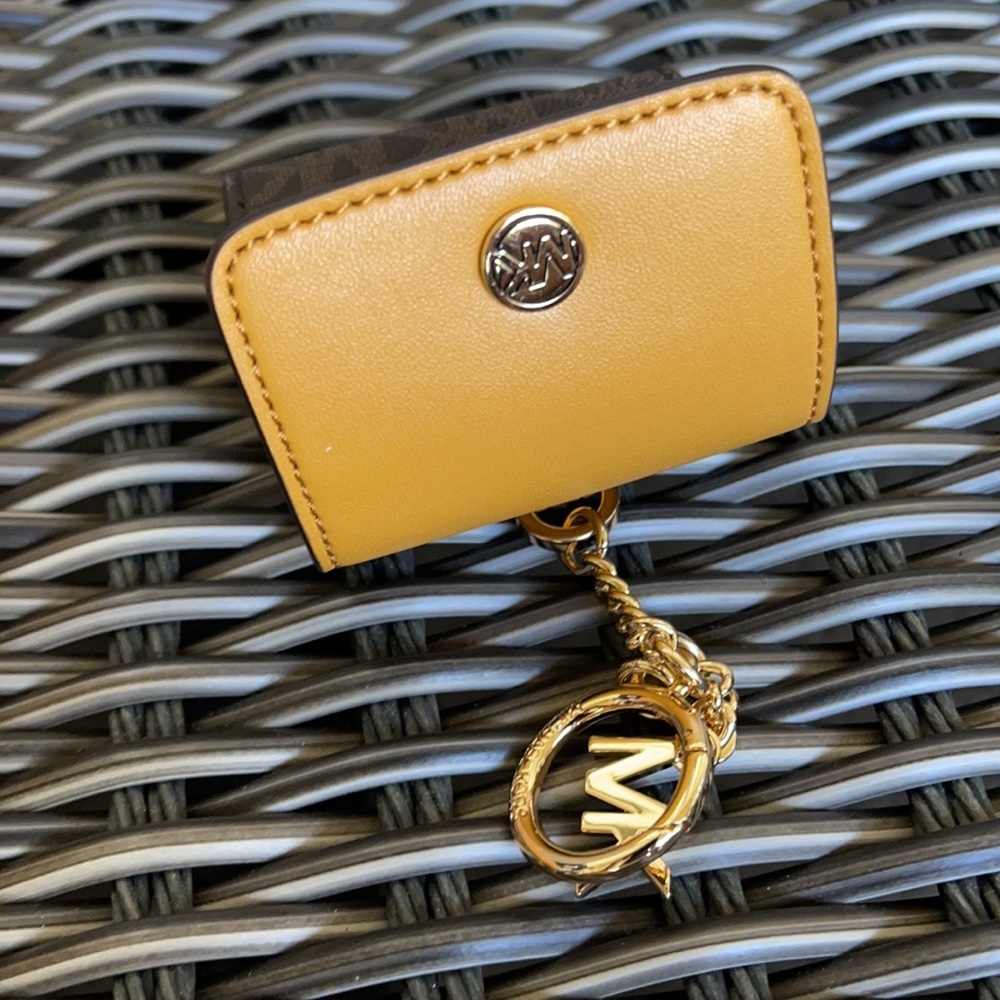 Michael Kors Jet Set Travel AirPod Case - Picture 14 of 16